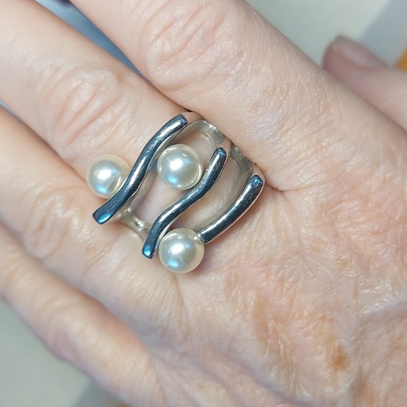 💚 Modernist Silvertone Faux Pearl Chunky Ring Size 7 - Picture 2 of 5